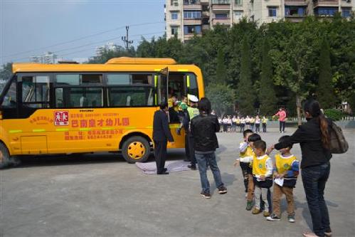 巴南：強(qiáng)化應(yīng)急救援演練 保障校車運(yùn)行安全