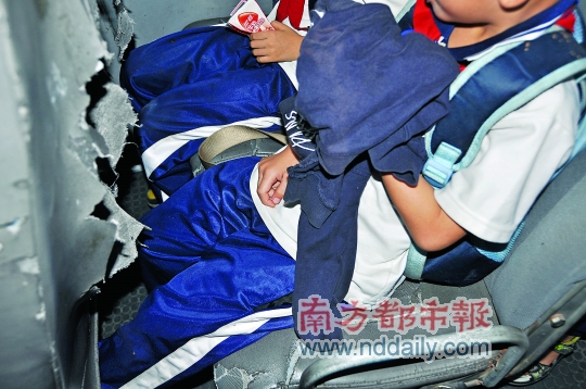 江海交警共檢查了35輛校車，座椅破舊等問題突出。通訊員供圖
