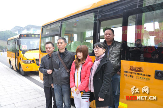 湖南“快樂(lè)校車”駛進(jìn)湖南奧運(yùn)冠軍母校