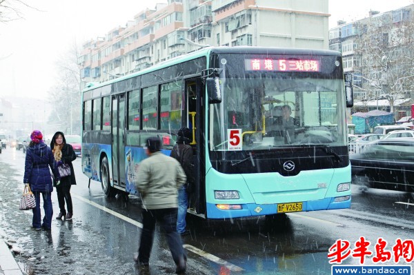 降溫又下雪校車反而取消 公交集團稱沒有資質(zhì)