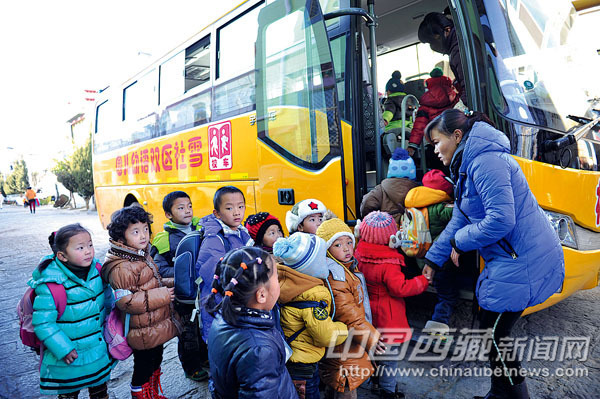 幼兒園老師正在組織學生上校車。