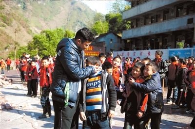 蓋學(xué)校買(mǎi)校車(chē)當(dāng)老師 山區(qū)支教6年投入60萬(wàn)