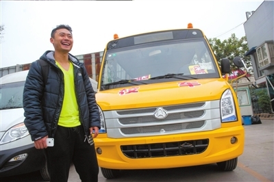 □蓋學(xué)校買(mǎi)校車(chē)當(dāng)老師□山區(qū)支教6年投入60萬(wàn) 國(guó)安老隊(duì)員灑愛(ài)山那邊