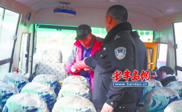 工作人員在檢查校車上的消防設(shè)施。