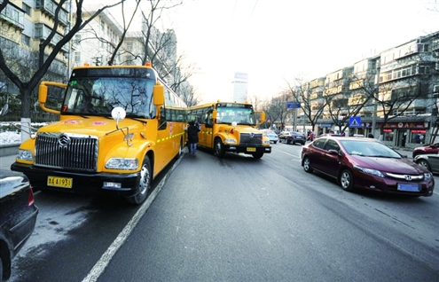 校車行駛時(shí)，不少私家車并未及時(shí)為校車讓路記者劉暢攝