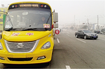 看見(jiàn)學(xué)生上下校車不避讓
