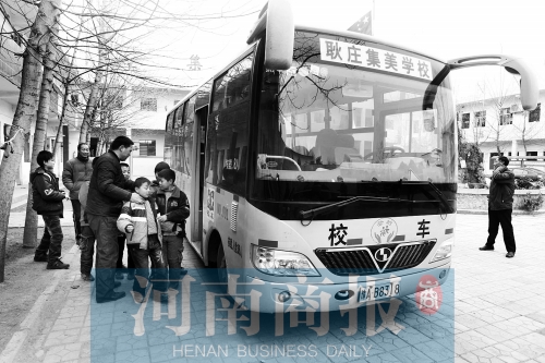 很多鄉(xiāng)鎮(zhèn)學校都購買了先進的校車確保學生們上下學安全，但學校在使用校車中遇到尷尬