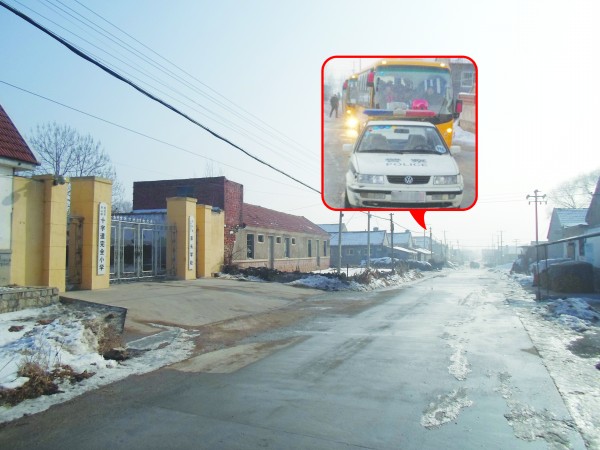 大圖：招遠(yuǎn)齊山鎮(zhèn)十字道完全小學(xué)門外的水泥路只有4米寬。小圖：警車占道，后面的校車無法繼續(xù)行駛(圖片來自論壇)。