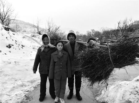 關(guān)注山村孩童上學(xué)路：無黑校車 女娃和山路博弈