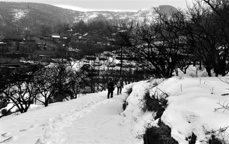 關(guān)注山村孩童上學(xué)路：無黑校車 女娃和山路博弈