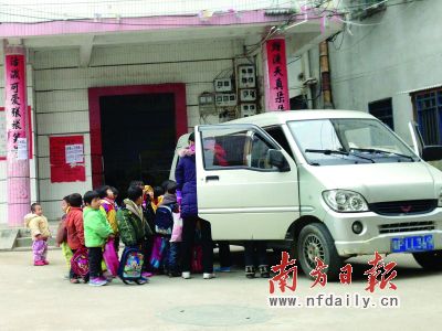 超載校車背后的現(xiàn)實困境 