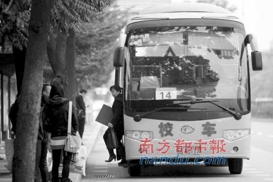 校車(chē)停靠點(diǎn)和學(xué)生安全引發(fā)各方關(guān)注。南都記者 趙炎雄 攝