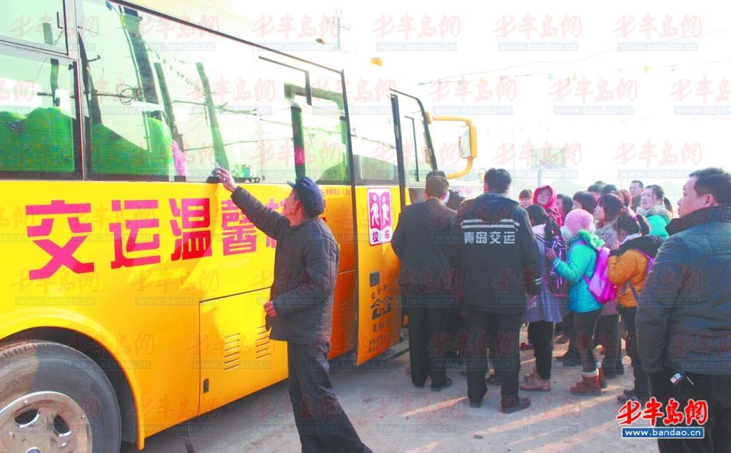 新校車接送學(xué)生上下學(xué)。