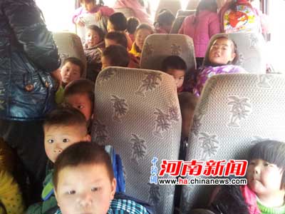 南陽農(nóng)村部分幼兒園“黑校車”嚴重超載（圖）
