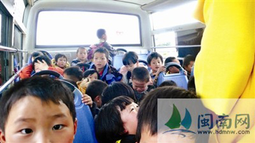 晉江核載19人校車(chē)擠進(jìn)48名學(xué)生 司機(jī)被罰(圖)