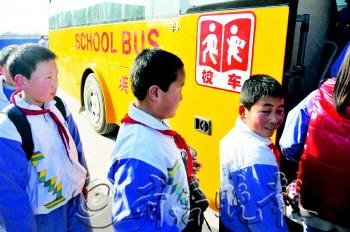 3.5萬學(xué)生坐上平安校車