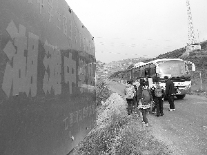 校車(chē)終于來(lái)了，湖灘中學(xué)的13名學(xué)生依次上車(chē)。