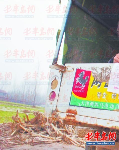 2011年底一名孩子在三輪車上趕作業。一年半過去了，這樣的場景仍隨處可見。