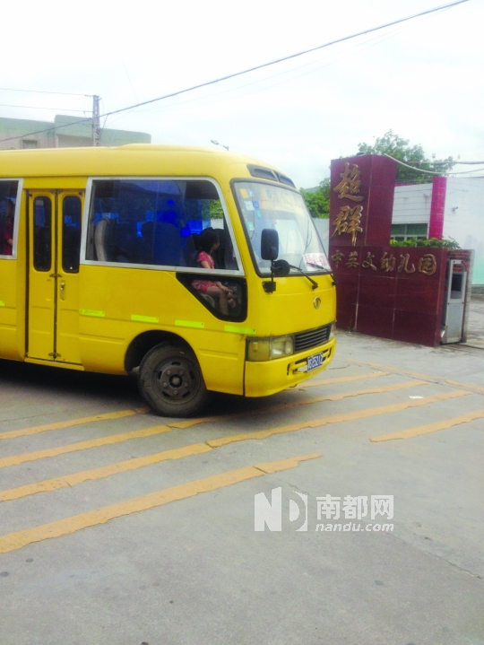 <p>這輛遭家長(zhǎng)舉報(bào)的中巴，無(wú)規(guī)范校車標(biāo)識(shí)。南都記者黃超攝<br /></p>