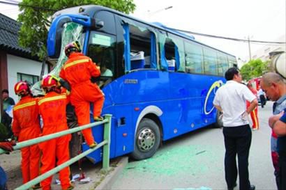 校車(chē)撞斷電線桿沖進(jìn)圍墻 車(chē)上5名師生及司機(jī)受傷