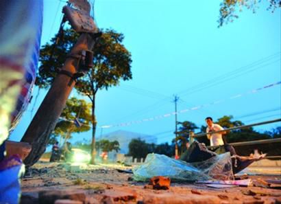 校車(chē)撞斷電線桿沖進(jìn)圍墻 車(chē)上5名師生及司機(jī)受傷