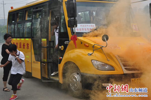 淄博博山開展校車逃生應(yīng)急疏散演練