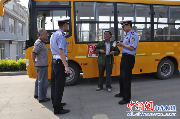 淄博博山開展校車逃生應(yīng)急疏散演練