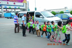 黑校車嚴(yán)重超載。通訊員 供圖
