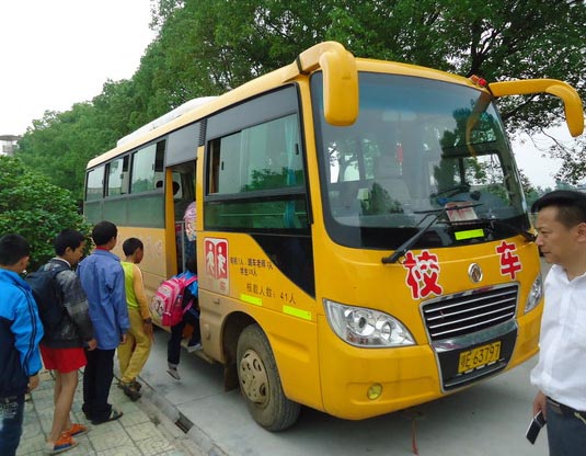 湖北當(dāng)陽市半月鎮(zhèn)代表、委員跟車體驗校車
