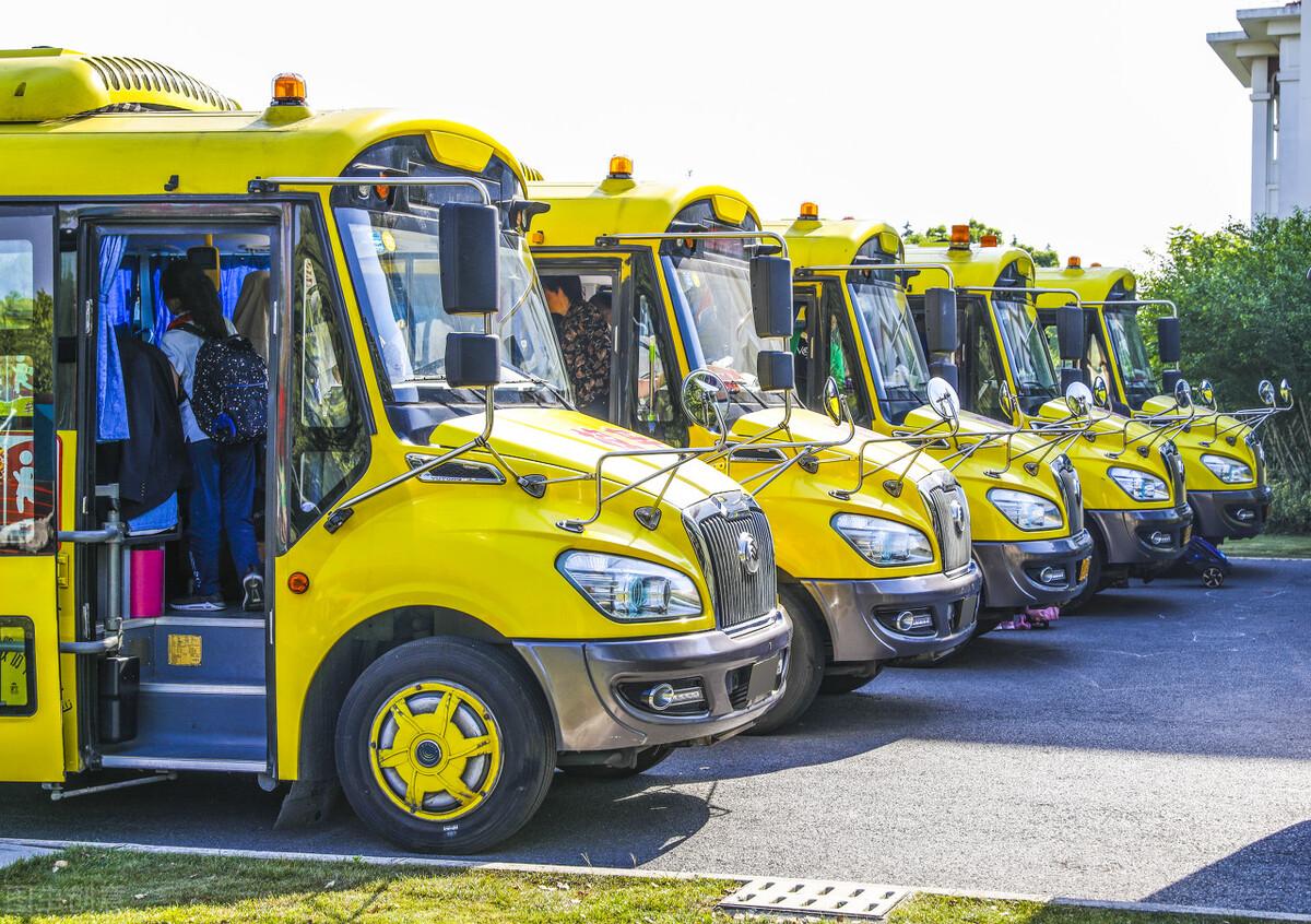 守護(hù)兒童安全，面對校車你會正確避讓嗎？不正確罰款200元扣6分！