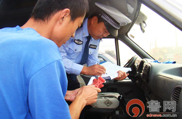 濟(jì)南交警抽查黃河北學(xué)校校車 合格率100%