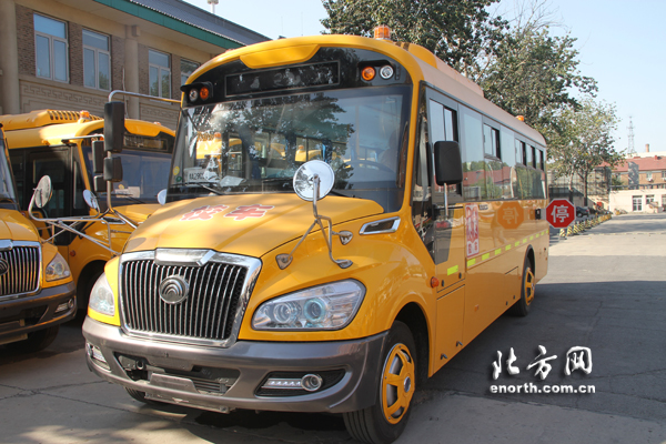專業版宇通“長頭”校車抵津