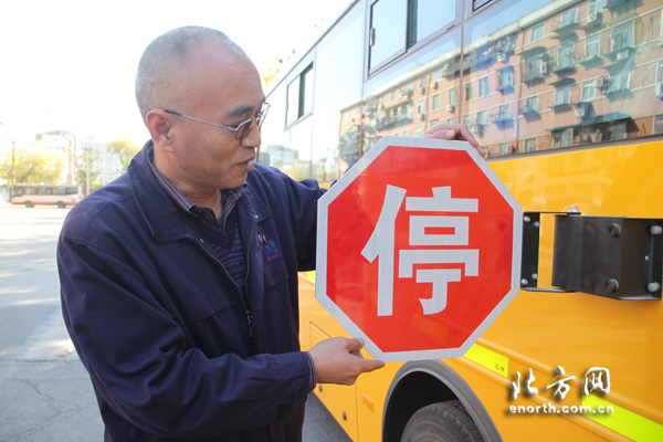 專業版宇通“長頭”校車抵津