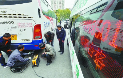 南京將先給校車、機場大巴裝“尾氣顆粒捕集器”