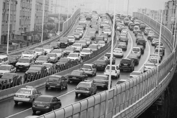 開學首日,校車堵得遲到了