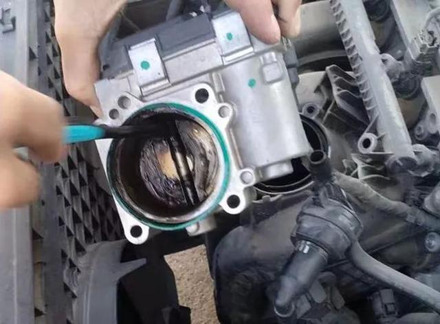 校車發動機節氣門的保養方法，你能自己清洗嗎？