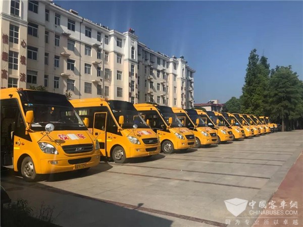 情系留守兒童，“百城千?！卑矂P校車公益行為愛再出發
