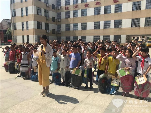 情系留守兒童，“百城千?！卑矂P校車公益行為愛再出發