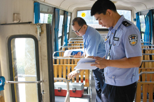 校車“體檢”享上門服務(wù) 部分校車不合規(guī)范