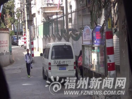 女孩快上車時候，一名學生還從車上跳下來。