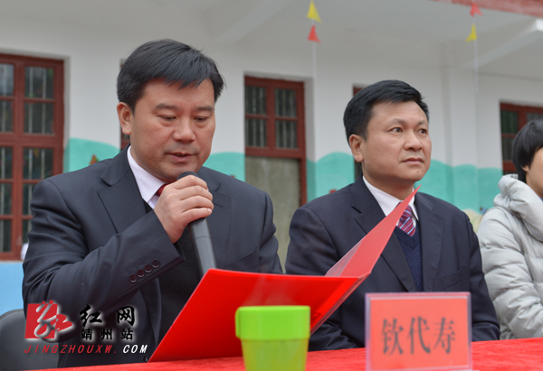 湖南；“大鼻子”校車滿載愛心開進靖州巖灣小學(xué)