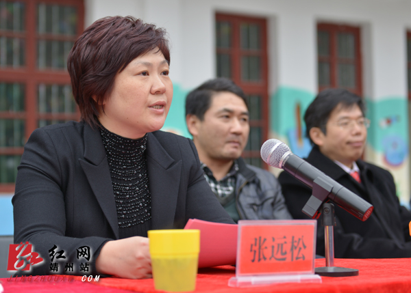 湖南；“大鼻子”校車滿載愛心開進靖州巖灣小學(xué)