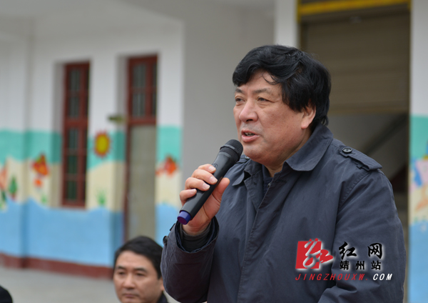 湖南；“大鼻子”校車滿載愛心開進靖州巖灣小學(xué)
