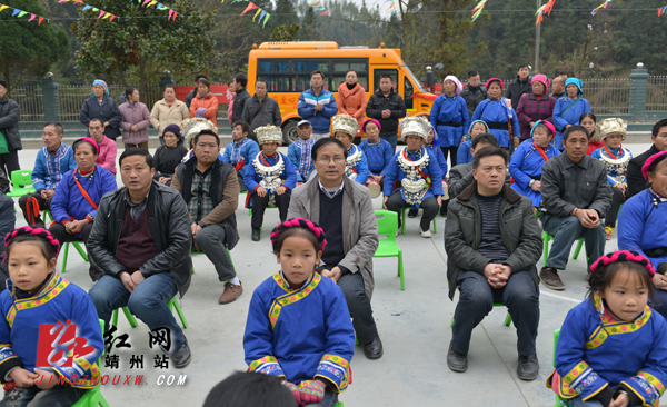 湖南；“大鼻子”校車滿載愛心開進靖州巖灣小學(xué)
