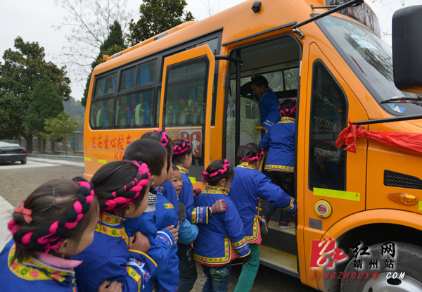湖南；“大鼻子”校車滿載愛心開進靖州巖灣小學(xué)