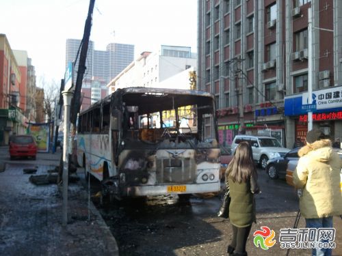 吉林省政府機(jī)關(guān)第三幼兒園校車(chē)起火 所幸車(chē)上沒(méi)孩子