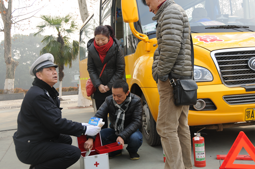 武漢交警出重招　學生放假校車封存