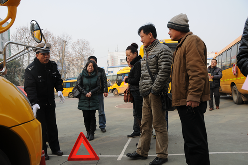 武漢交警出重招　學生放假校車封存