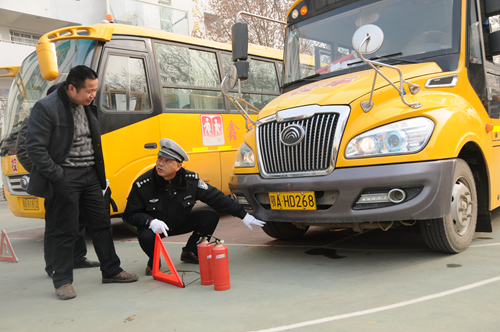 武漢交警出重招　學生放假校車封存