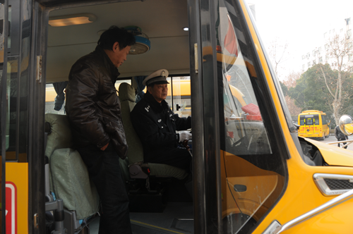 武漢交警出重招　學生放假校車封存